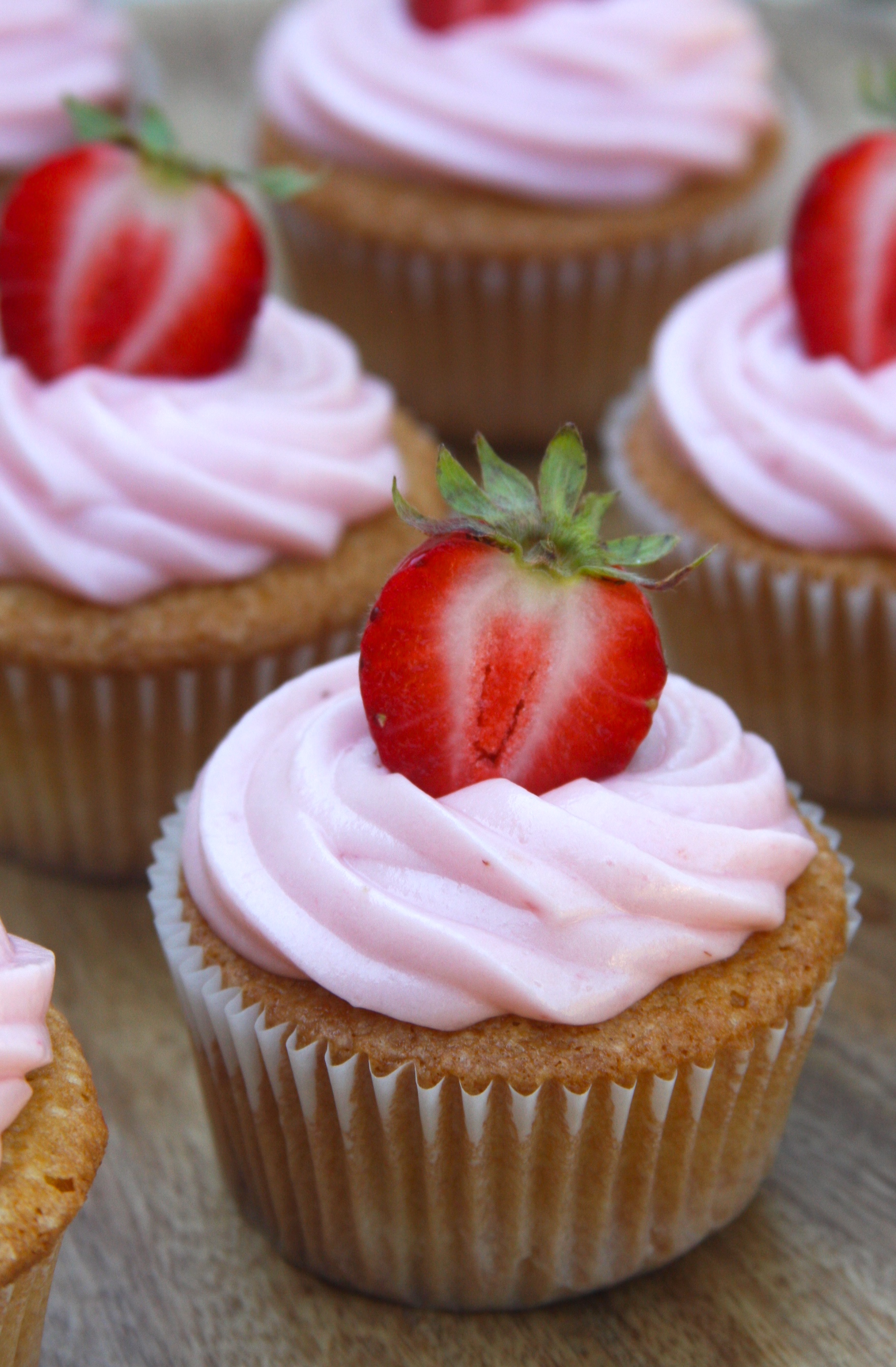 Cupcakes with Fresh Strawberry Cream Cheese Frosting