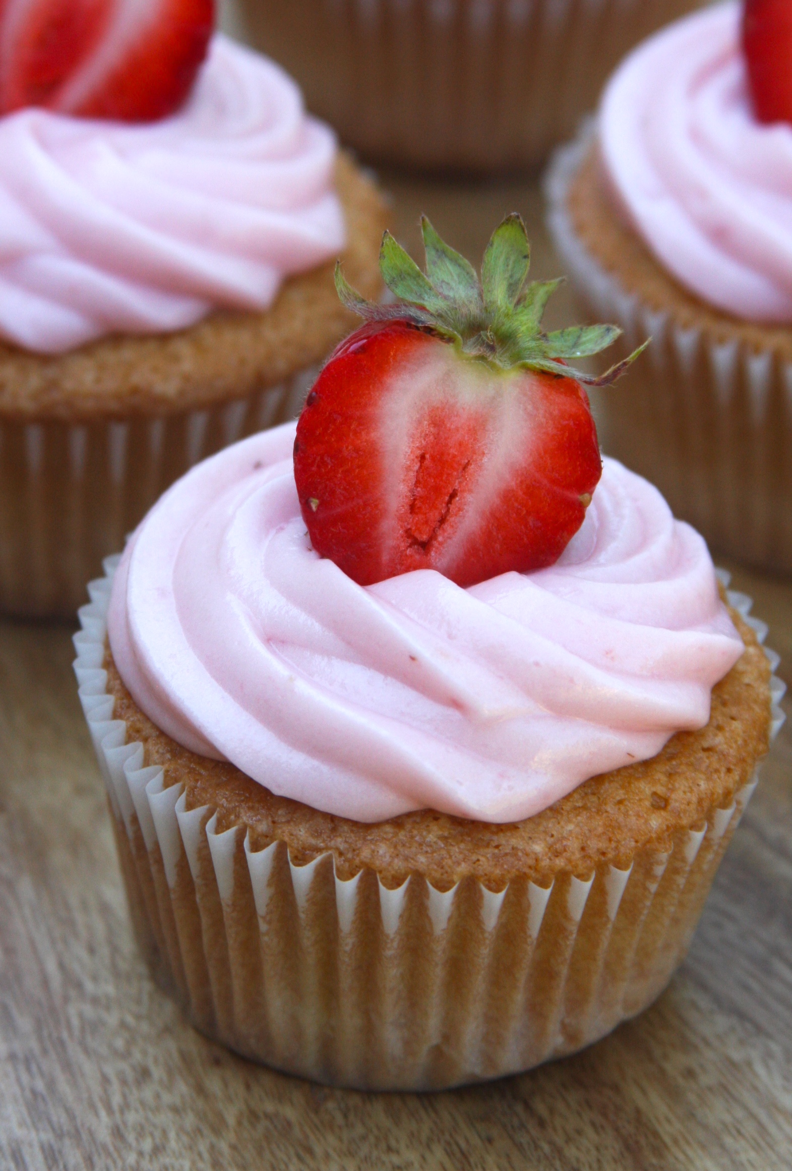Cupcakes with Fresh Strawberry Cream Cheese Frosting